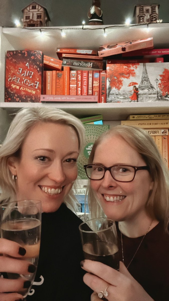 Paradi5eLibrary's tweet image. Warming up ready for @itsthebookparty tomorrow 😍 🥂 

Still not packed or figured out my outfit, but hey 😅

#Prosecco #ChinChin