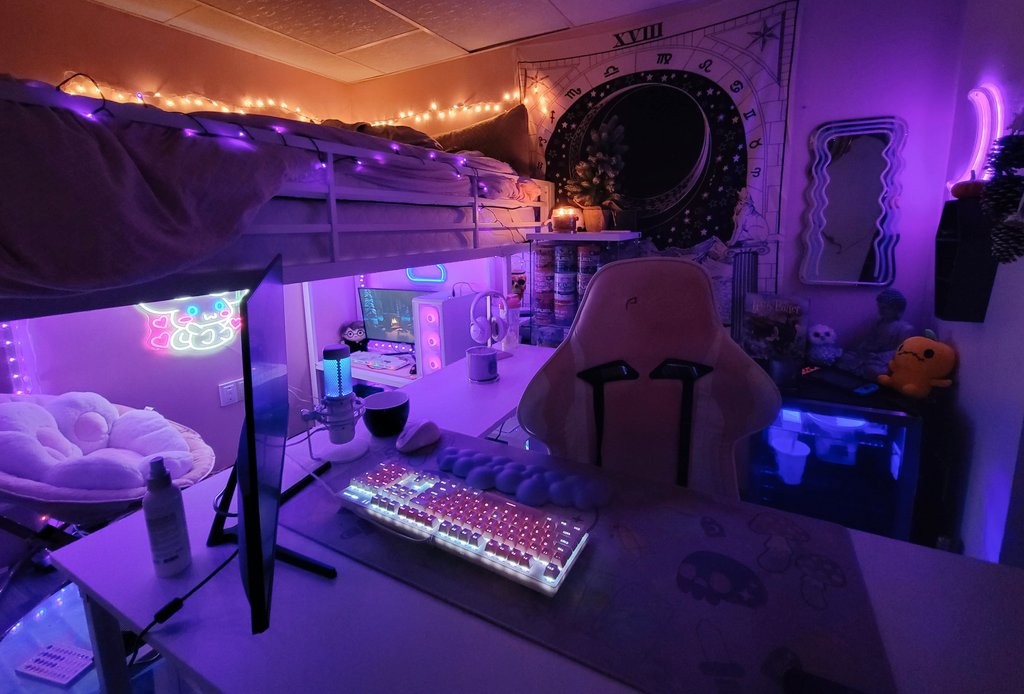 spooookiki's tweet photo. My set up ft. the area under my bed 🥰 (don't mind the cables lol) https://t.co/rr21nh3MLm