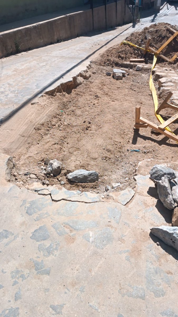 CerroPolanco's tweet photo. @esval_chile Hoy despertamos nuevamente con nuestra calle Valderrama del Cerro Polanco en mal estado, hace más de un mes que estos trabajo tienen a nuestra comunidad sin poder circular tranquilos, poniendo en riesgo la seguridad de automovilistas y transeúntes. Arreglos ya!!! https://t.co/JiM60RBj3C
