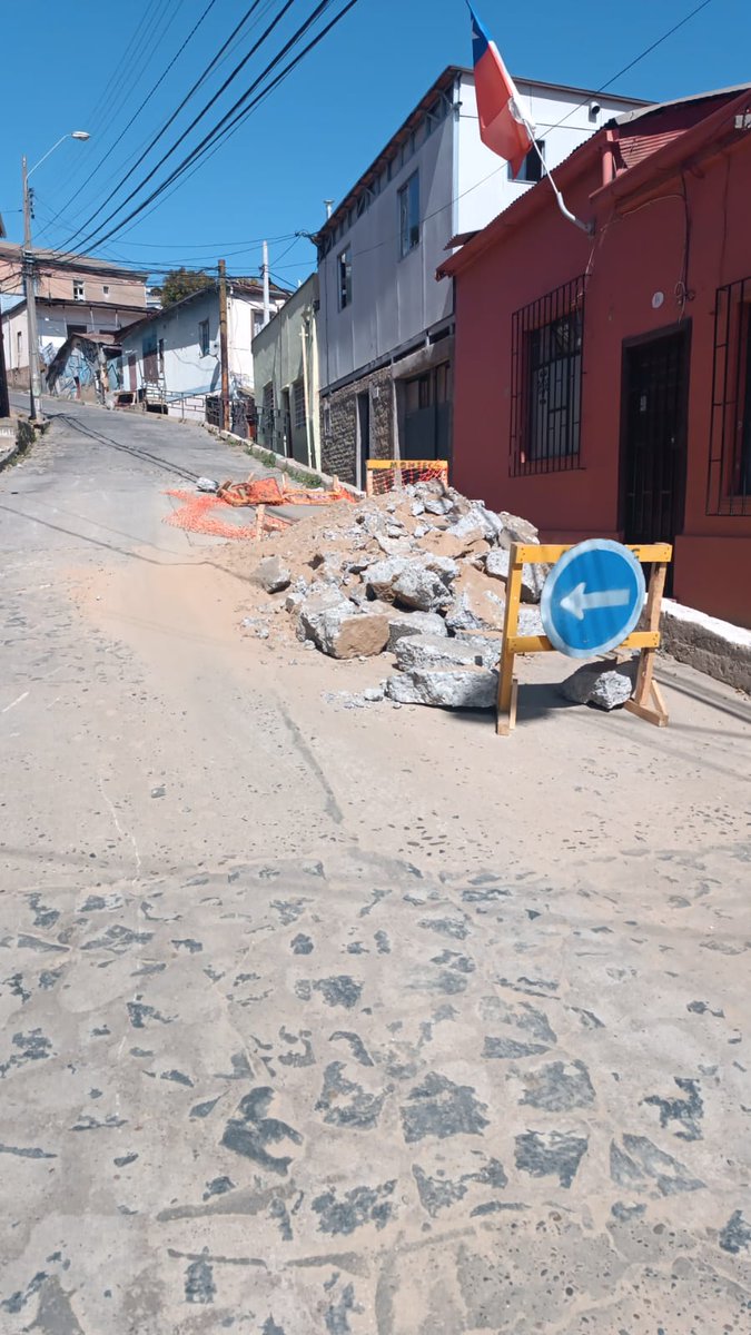 CerroPolanco's tweet photo. @esval_chile Hoy despertamos nuevamente con nuestra calle Valderrama del Cerro Polanco en mal estado, hace más de un mes que estos trabajo tienen a nuestra comunidad sin poder circular tranquilos, poniendo en riesgo la seguridad de automovilistas y transeúntes. Arreglos ya!!! https://t.co/JiM60RBj3C