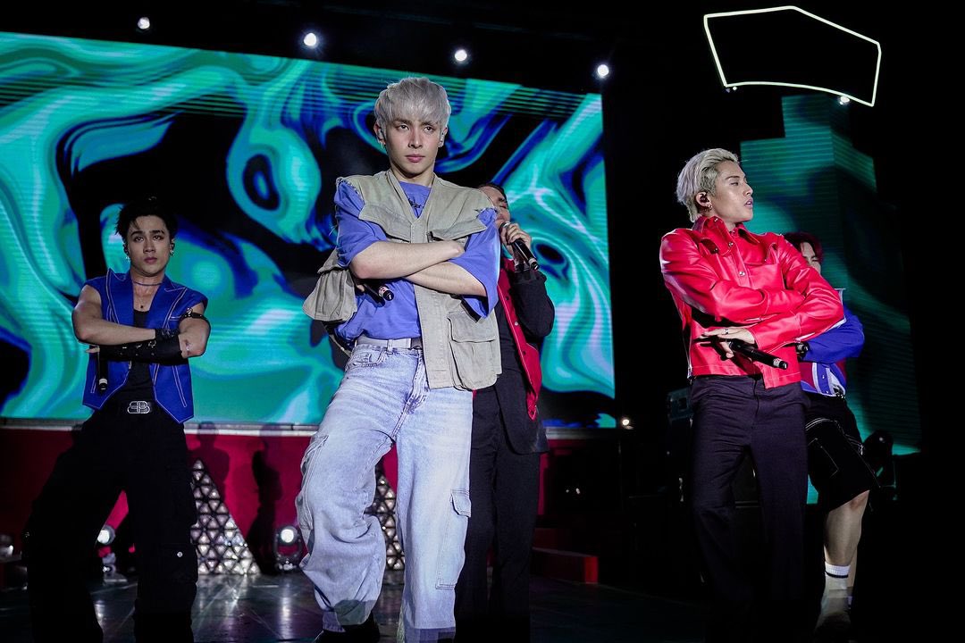 SB19ID's tweet image. [🖼️] 241123 tmtambayan Instagram post (1/2)

Flashback performance Mahalima dalam TeaM Fair 2023!
🔗 instagram.com/p/C0BpA_cLzU5/…

#MAHALIMA #TeaMFair2023
#MAHALIMAxTeaMFair2023