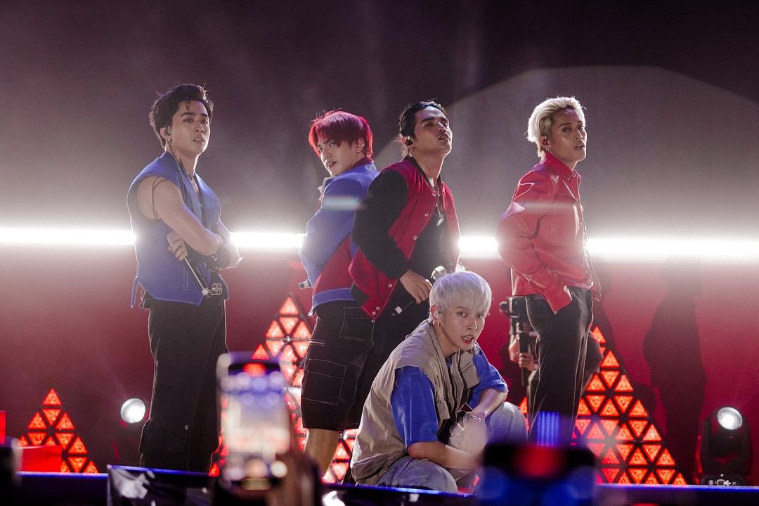 SB19ID's tweet image. [🖼️] 241123 tmtambayan Instagram post (1/2)

Flashback performance Mahalima dalam TeaM Fair 2023!
🔗 instagram.com/p/C0BpA_cLzU5/…

#MAHALIMA #TeaMFair2023
#MAHALIMAxTeaMFair2023