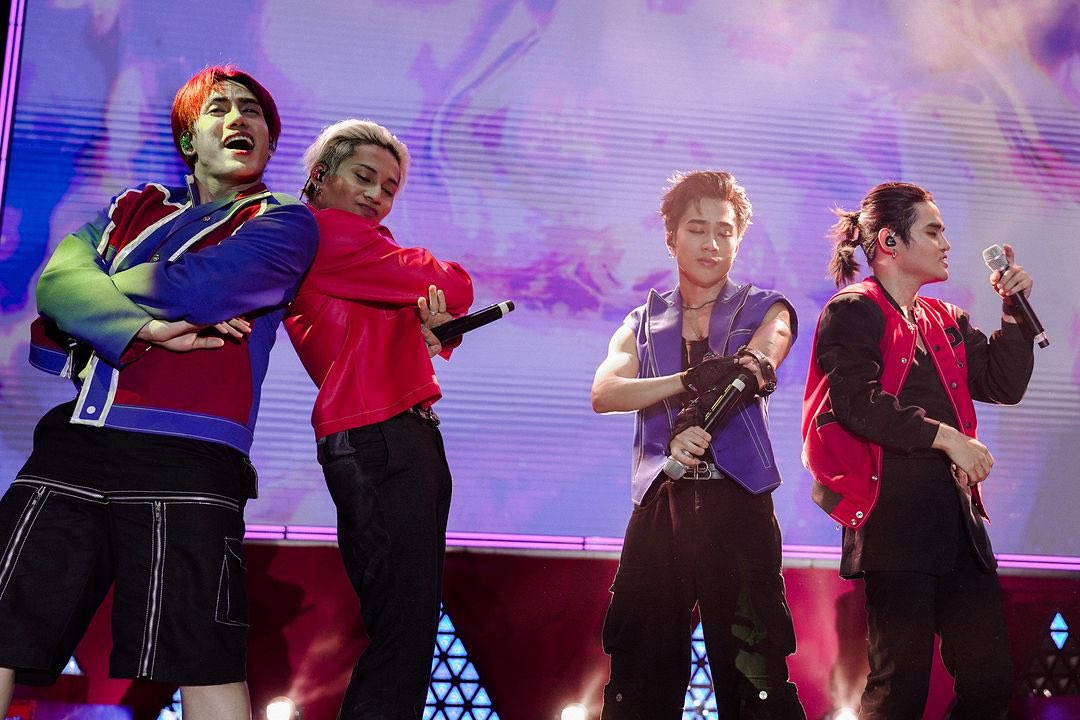 SB19ID's tweet image. [🖼️] 241123 tmtambayan Instagram post (1/2)

Flashback performance Mahalima dalam TeaM Fair 2023!
🔗 instagram.com/p/C0BpA_cLzU5/…

#MAHALIMA #TeaMFair2023
#MAHALIMAxTeaMFair2023