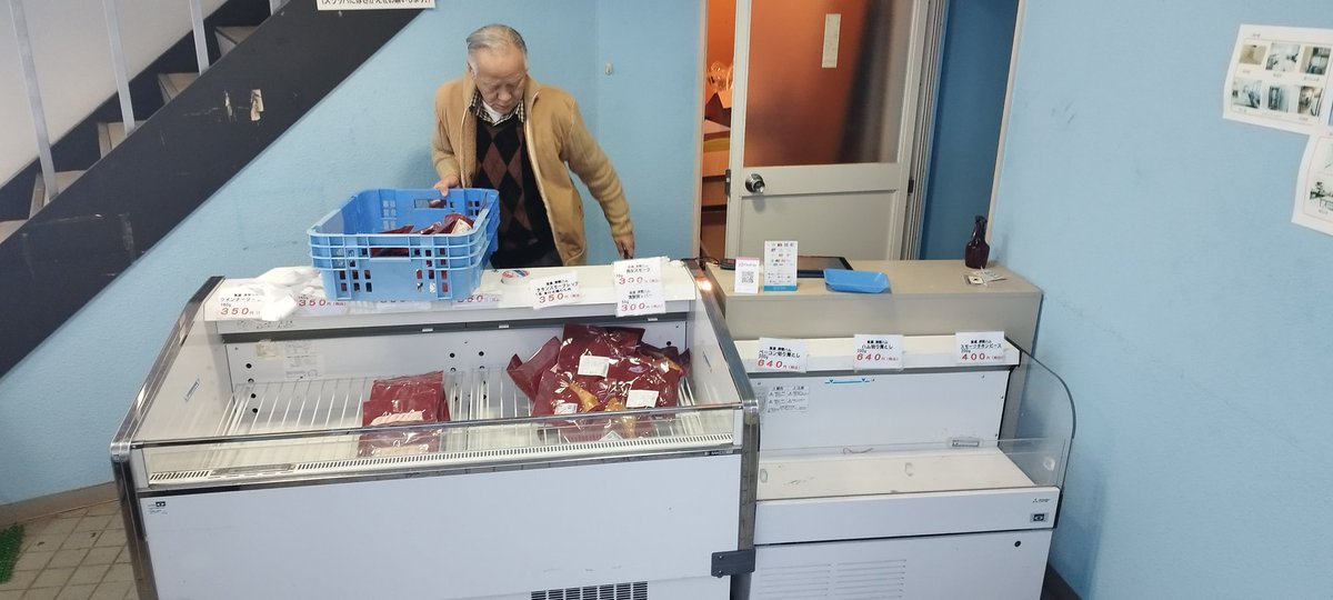 寒さよりも、風強いので
玄関で開催です！

#津軽ハム #旨道 #工場直売