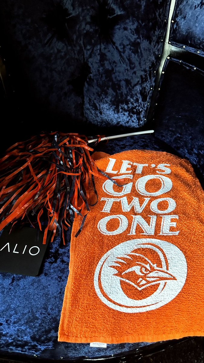 ModishChampagne's tweet photo. Birds UP! 🏈🤙🏼 https://t.co/oU6j8G0GXJ