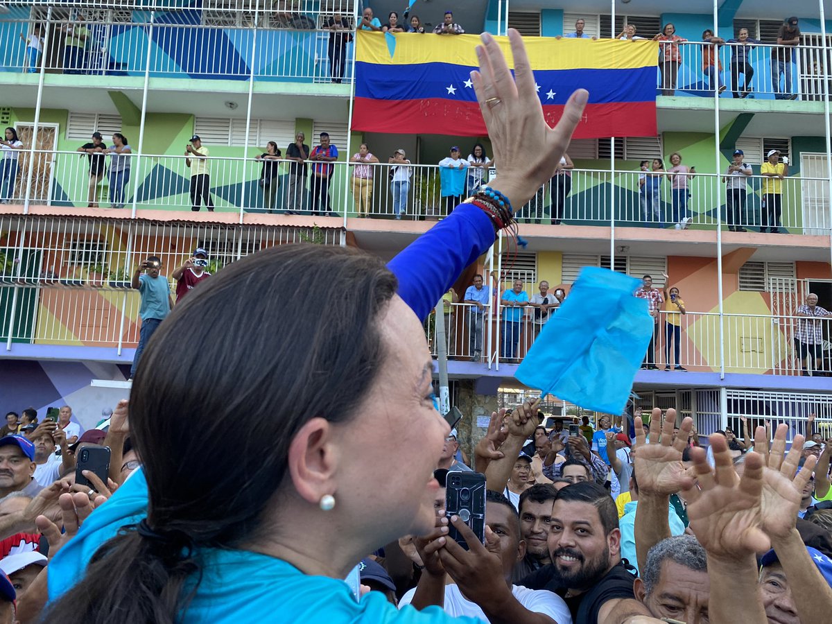 MariaCorinaYA's tweet photo. Lo que logramos el 22 de octubre nos prepara para el desafío que viene. 

Vamos a unirnos en esta Gran Alianza Nacional y a llegar a cada corazón de Venezuela para derrotar a Maduro y sacar para siempre el socialismo de este país! 

Gracias, La Isabelica; gracias, Venezuela 🇻🇪 https://t.co/Xvidj7hEBA