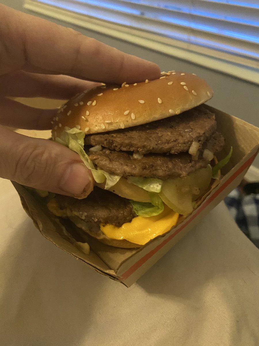 sapman1208's tweet photo. @McDonalds I paid for 2 extra patties and only got one extra 😩 https://t.co/ec1lF4TnBo