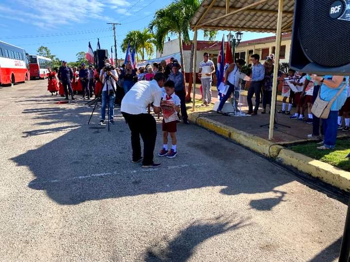 OsnielCrespo's tweet photo. Se realiza el acto provincial por la Jornada Nacional de la edición 60 del #tránsito en la base de Transmetro Cárdenas, donde fueron reconocidos choferes y estudiantes, con la convicción de seguir trabajando por la seguridad vial
#GobMtz
#CPSV
#Matanzas
#MatancerosEnVictoria https://t.co/gCbwmSmfTn