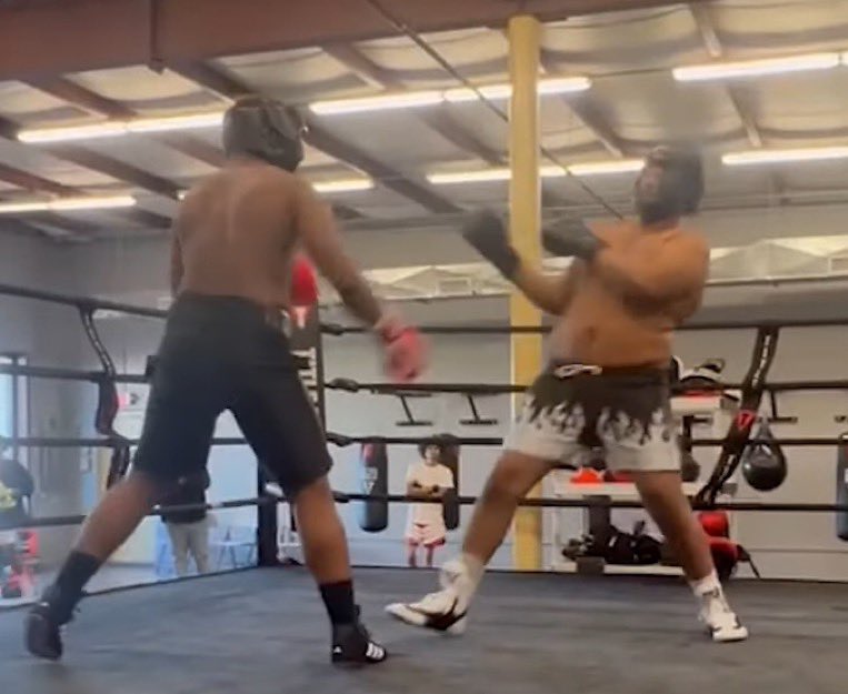 NotMamsTaylor's tweet photo. @vopfyy Bros debating over homeless fighting. Mfs out here sparring and calling it boxing https://t.co/19HdDpvxIv