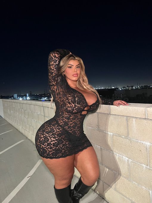 🖤 Friday    https://t.co/uPlraYBnq4 https://t.co/A78hDkUc0O