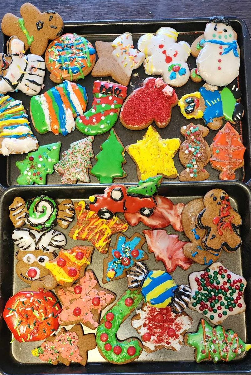 The gingerbread cookies are decorated. 🎄🎅❤️👌 #christmas #christmasbaking #baking #gingerbread #holidayseason