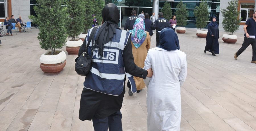 Fotoğraftaki öğretmen dahil birçok KHK'lı öğretmenle görüştüm. Yedi yılda yaklaşık 20 bin öğretmen haksız yere hapse atıldı. Hala birçok öğretmen hapiste. 

#BenÖğretmendim #24Kasım