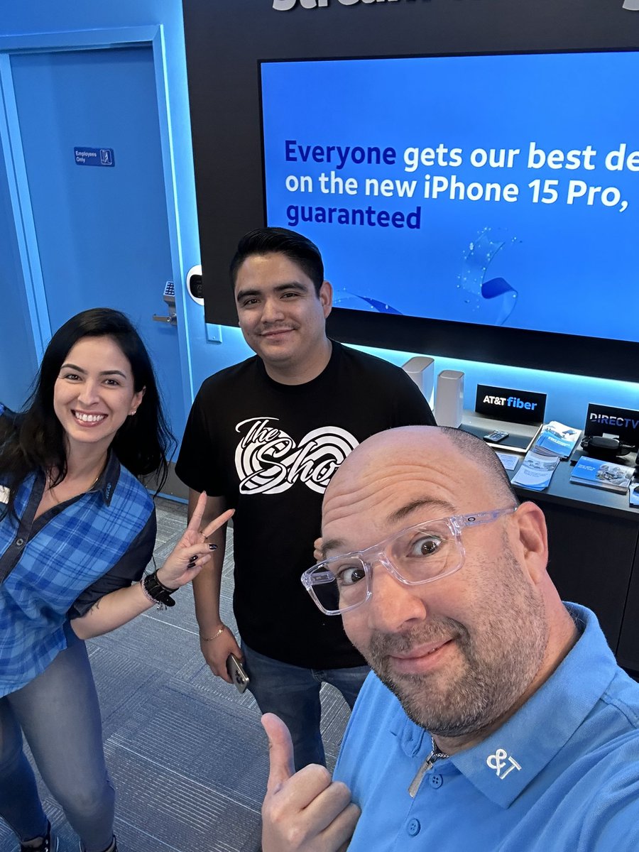 Making sure our customers get the best deals this Black Friday!!! With CellShop and @itz_andreina because we have the unbeatable deals!! ❤️ #LifeAtATT @One_FLA #sERve1st #WinAsOne #TeamWork @AR_Retail_Chnnl