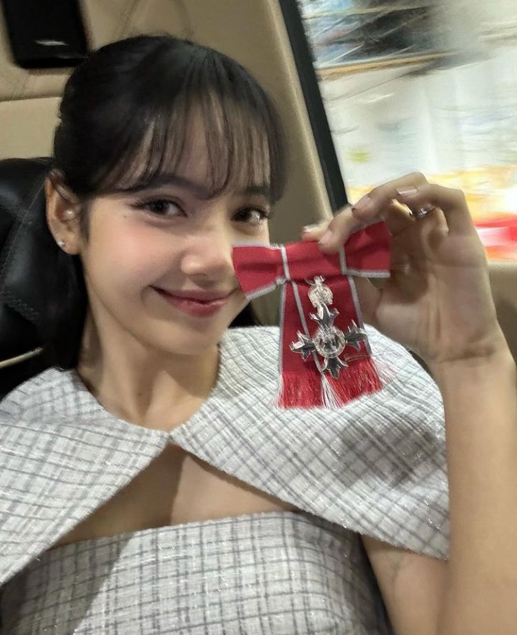 LISANATIONS_'s tweet photo. #LISA: “So deeply honored to be a part of this great moment. I would have never imagined standing here receiving an Honorary MBE so thank you and will forever cherish this moment✨” https://t.co/37hfkNSdzo