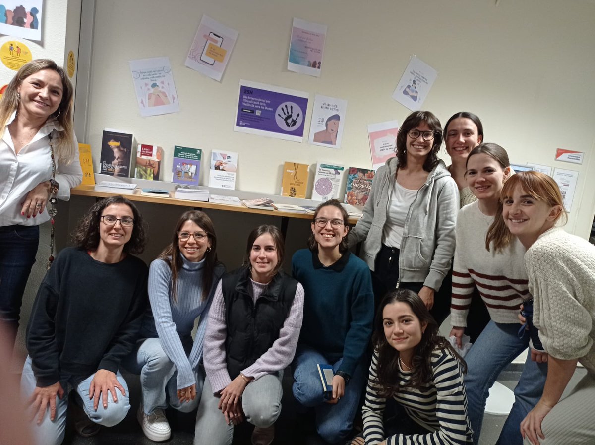 ibosco7's tweet photo. Lectura de textos sobre #violència vers les #dones a la
@UdGBiblioteca #campusCentre amb motiu del #25N. Hi ha coses que cal compartir-les i dir-les en veu alta! https://t.co/9kdsv3RtA7