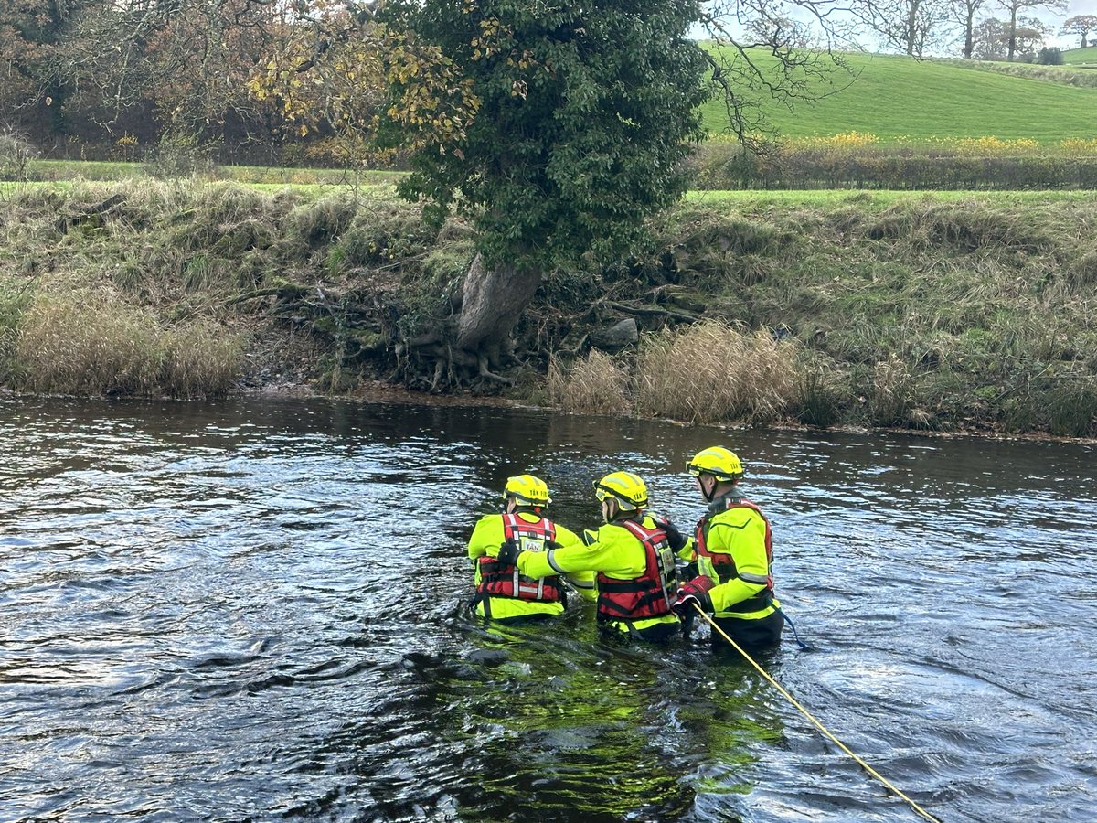999matt's tweet photo. Water First Responder training today with crew members from  @Machynllethfire &amp; @NewtownFireStn keeping on top of their skills 🚒 
#waterrescue 
#trainhardrescueeasy https://t.co/awGSBrlAu3