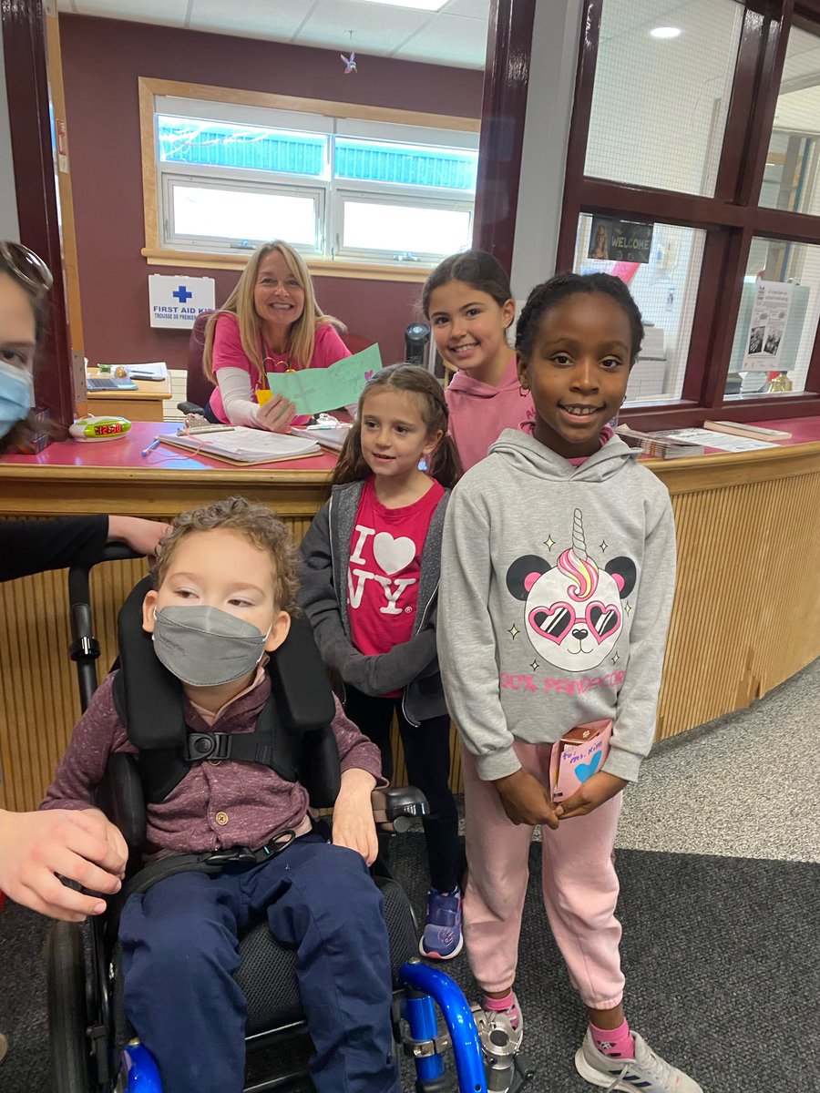 WinstonPSLDSB's tweet photo. And then @MsRochefort03 grade 3/4 students made &amp; delivered special cards &amp; treats of appreciation to the adults in the building - so kind!! 💗 Made our day! #KindnessMatters https://t.co/MDxfOSqfuu