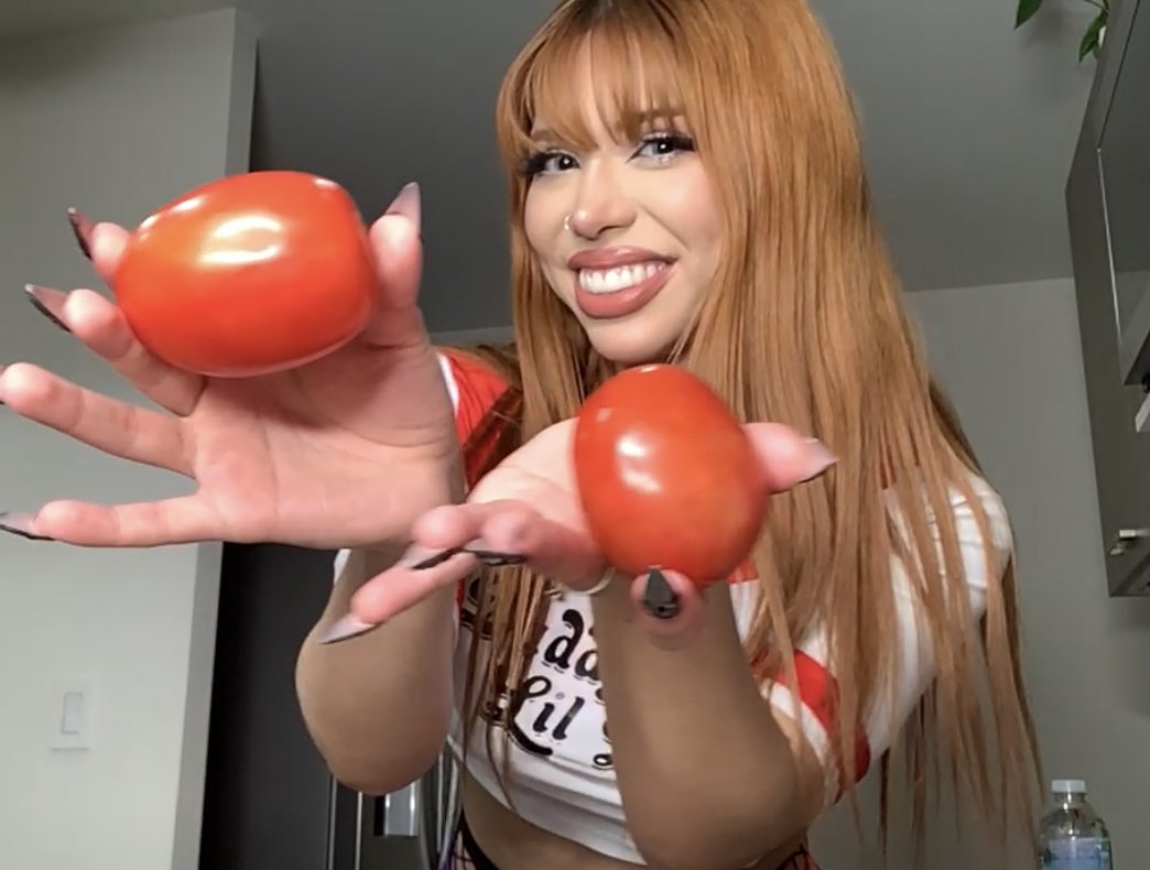 xcrycats's tweet photo. Cuando será el día en que cry y yeri por fin corten tomates?? nunca lo sabremos https://t.co/XGud1pnUpU