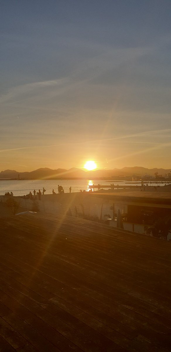 Encore un magnifique coucher de soleil à #cannes @VisitCotedazur @tourismepaca