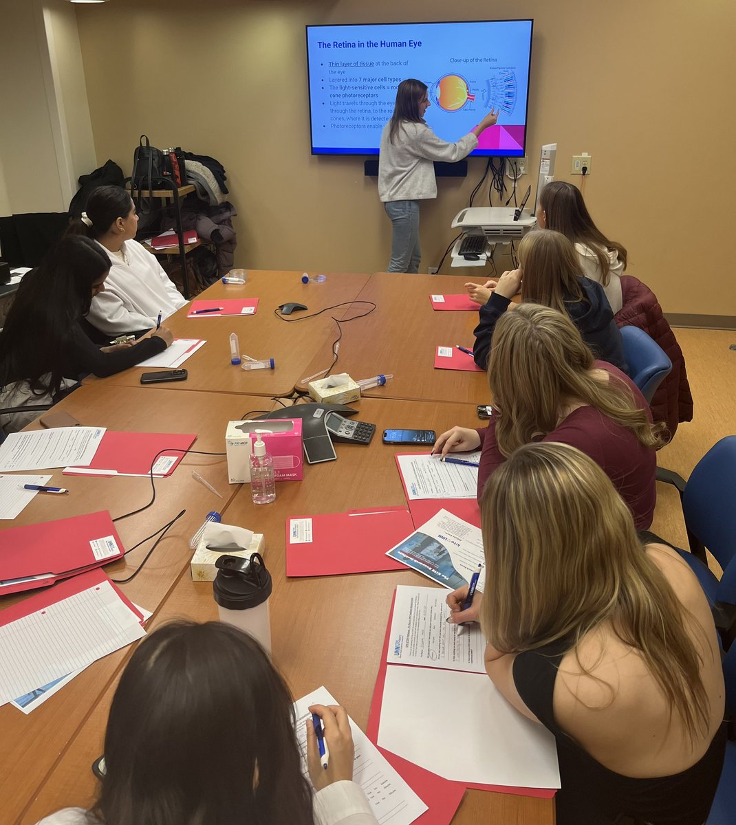 UHNSTEMPathways's tweet image. #FriYAY for another PA Day! We&apos;re back this week with a #visionscience session for youth. Students toured @KITE_UHN labs and then learned how stem cells are used in vision research. 🔬
