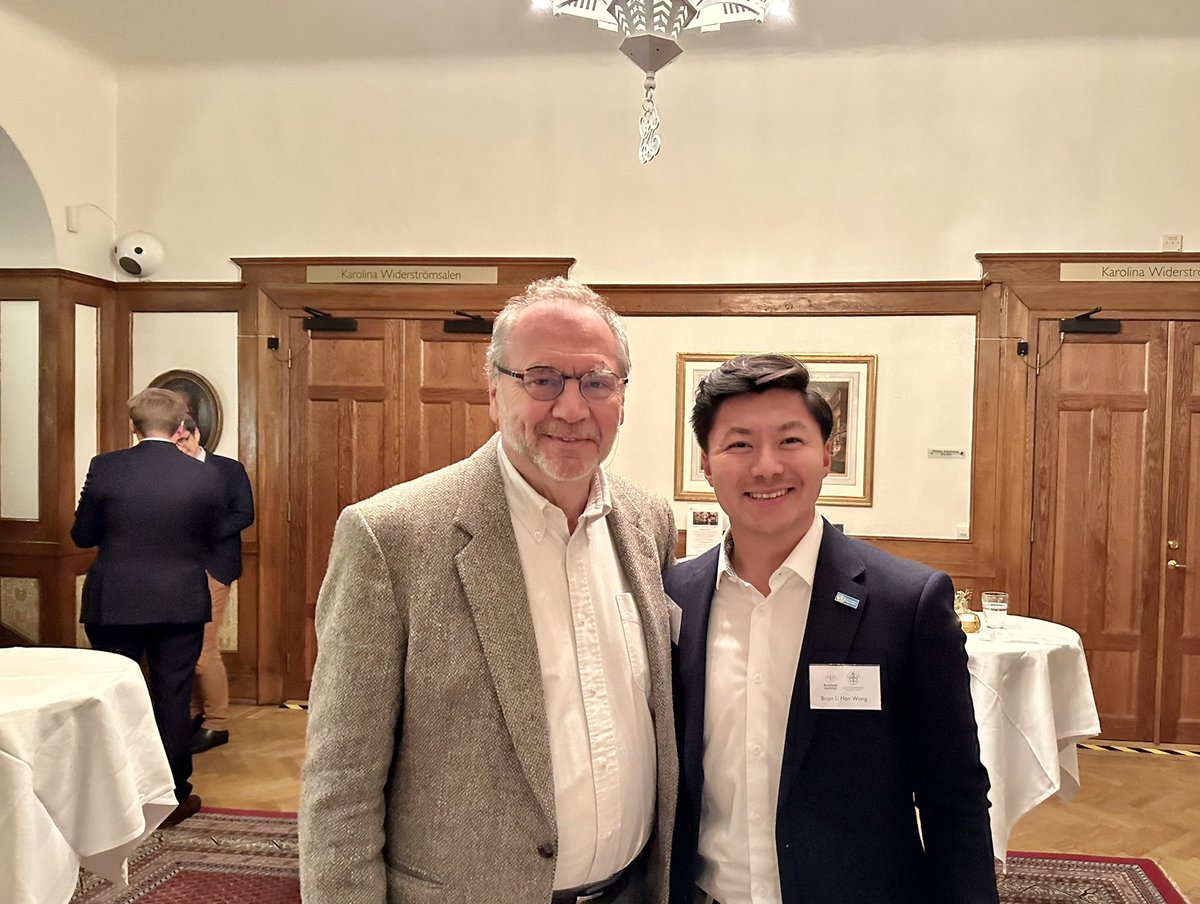 brianwong_'s tweet photo. π€ #CapacityBuilding for students & young professionals in #globalhealth #policy, #advocacy & #diplomacy has been a huge passion of mine ever since attending my first #ModelWHO simulation in 2013.
It has led me to chair, organise, establish, & support the development of sims around the world, including @LonWHO & @UKModelWHO, which Prof. Peter Piot (pictured) supported 6 years ago when I was studying @LSHTM.
10 years later, I am encouraged to see so much appetite for this kind of training remains stronger than ever! ππ½