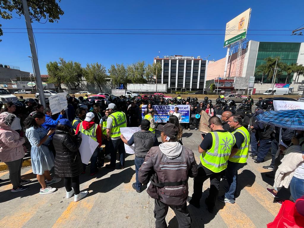 lajornadaonline's tweet photo. #DíaEnImágenes Trabajadores de #Interjet bloquean Circuito Interior, frente a las instalaciones de la aerolínea, exigen que se agilicen sus pagos. Elementos policiacos los repliegan. 

📷 Alfredo Domínguez https://t.co/p8zRYqhvvG