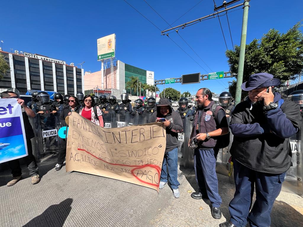 lajornadaonline's tweet photo. #DíaEnImágenes Trabajadores de #Interjet bloquean Circuito Interior, frente a las instalaciones de la aerolínea, exigen que se agilicen sus pagos. Elementos policiacos los repliegan. 

📷 Alfredo Domínguez https://t.co/p8zRYqhvvG