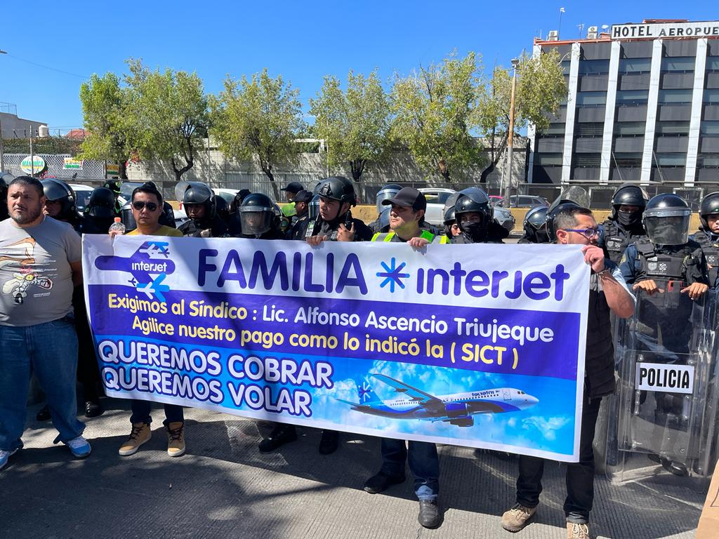lajornadaonline's tweet photo. #DíaEnImágenes Trabajadores de #Interjet bloquean Circuito Interior, frente a las instalaciones de la aerolínea, exigen que se agilicen sus pagos. Elementos policiacos los repliegan. 

📷 Alfredo Domínguez https://t.co/p8zRYqhvvG