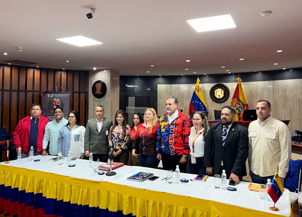 #24Nov Acompañamos la instalación de la Comisión para la Revolución Judicial desde la sede del Palacio de Justicia en #Aragua. Este despliegue está enmarcado en el plan de abordaje en conjunto con los Organismos de Seguridad , <a href="/defensa_vzla/">Defensa Pública de Venezuela 🇻🇪</a>, <a href="/MinpublicoVEN/">Ministerio Público venezolano</a>, <a href="/Asamblea_Ven/">Asamblea Nacional 🇻🇪</a> y el