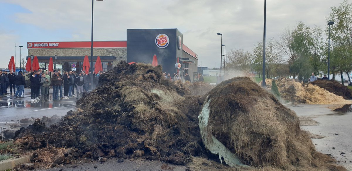 [🔴Action syndicale des agriculteurs de #hautesaone contre <a href="/McDonaldsFrance/">McDonald's France</a> et <a href="/BurgerKingFR/">Burger King France</a> à #Vesoul]
🍔🍟
L’élevage haut-saônois et français se meurt et les « fast food » se gavent ! 

Trop de viande étrangère 🥩 ...