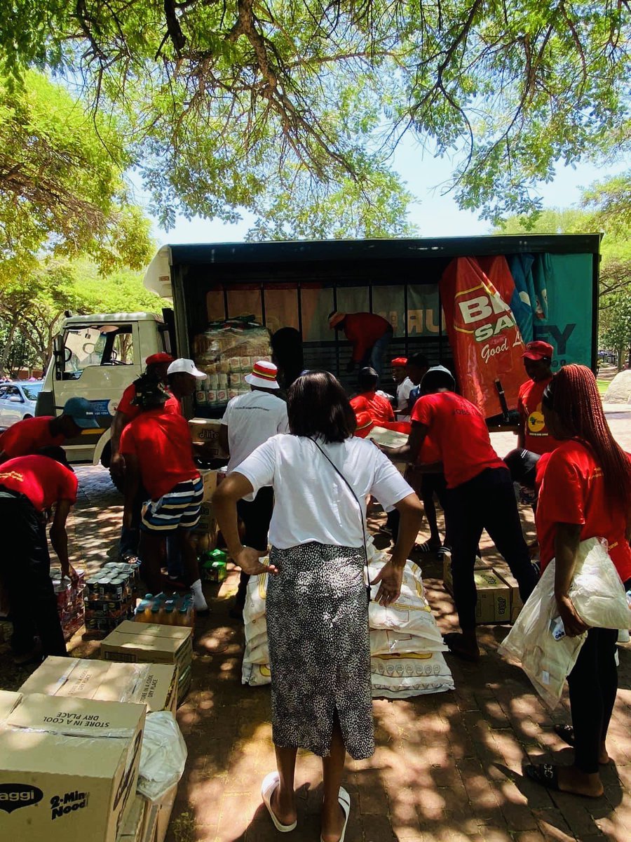 TshwaneEff's tweet image. Amazing initiative by the students of Economic Freedom Fighters at Tshwane University of Technology! 💚🖤❤️ They are donating food parcels to defunded students in need. This act of solidarity and support is truly inspiring. Together, we can make a difference! #StudentSolidarity