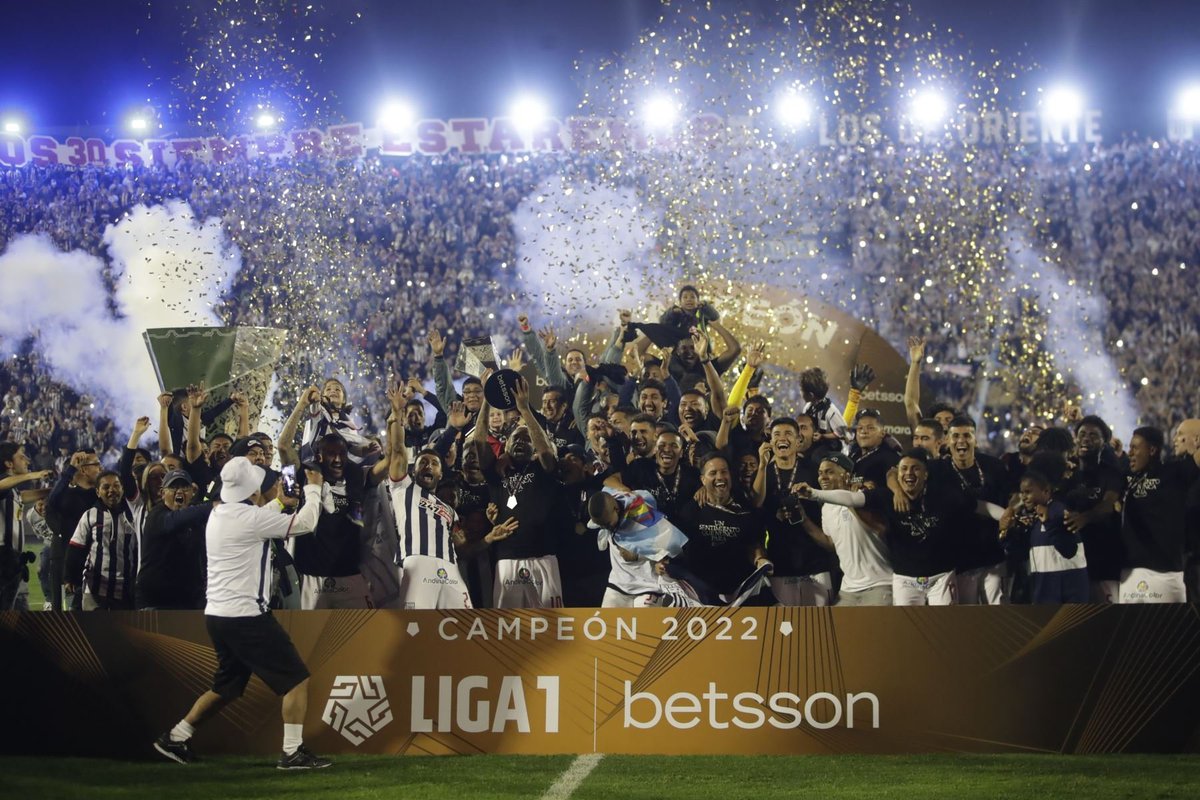 ParadxnDeLaU's tweet photo. Cosas que Alianza Lima ha conseguido y que su clásico rival (Universitario de Deportes) jamás imaginaría alcanzar. 

Abro hilo🧵⬇️ https://t.co/F9V2Cvnhnp