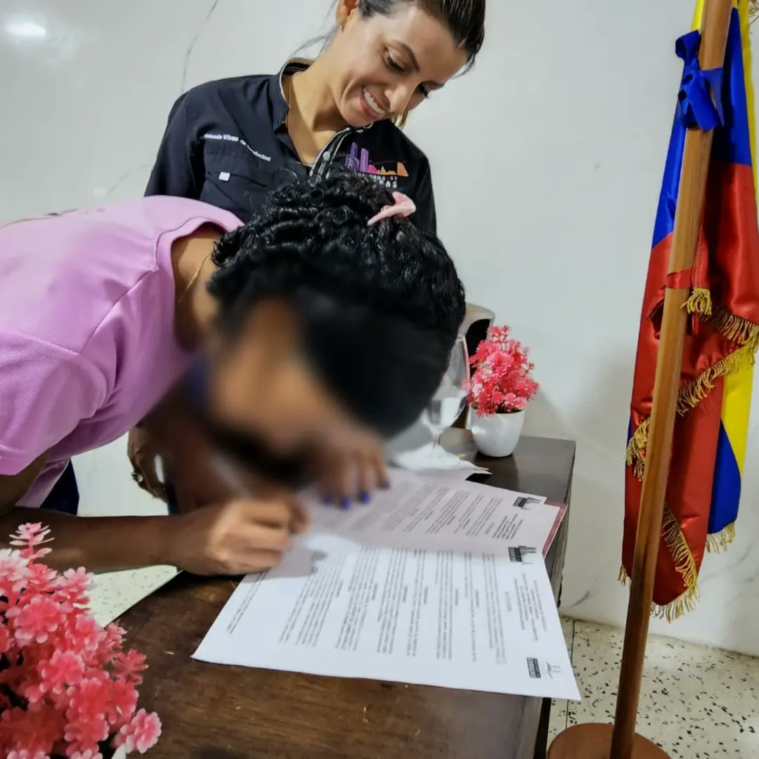 Hoy como cada día, granito a granito, vamos construyendo el futuro de una Patria Grande y Bonita. Celebramos con orgullo el Egreso de 3 Adolescentes Femeninas de la Comunidad Terapéutica Socialista Argelia Laya. 🎓🎉🇻🇪

#ElEsequiboEstáDeNuestroLado
#ElEsequiboEsNuestro