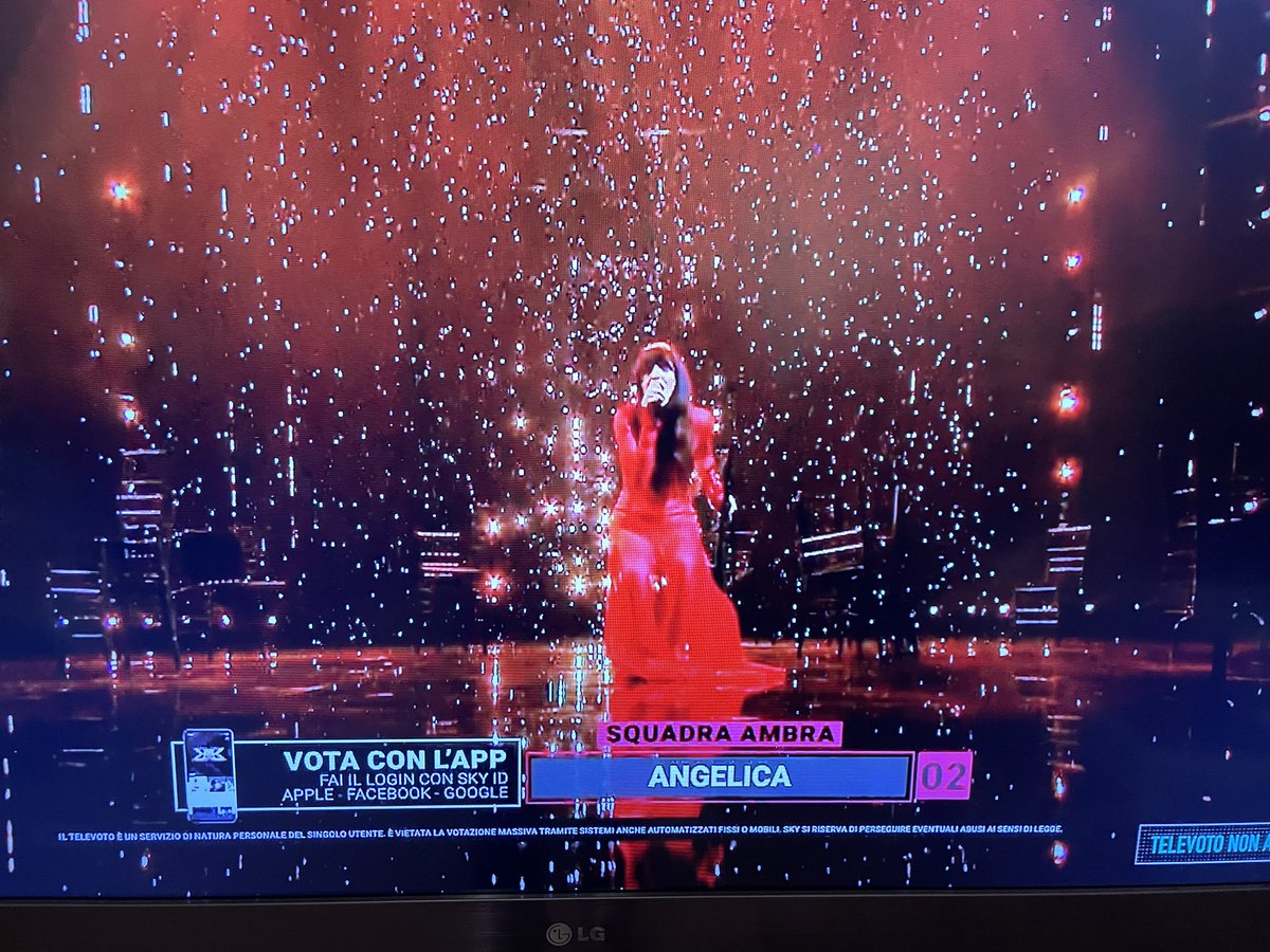 leonardoleiva's tweet photo. @SkyItalia @SkodaItalia @XFactor_Italia Angelica aveva i coriandoli durante l’esibizione ma non li avete segnati. Chiedo l’intervento del VAR. #trisfactor #XF2023 #XFactor2023 https://t.co/8gfQgoKYID