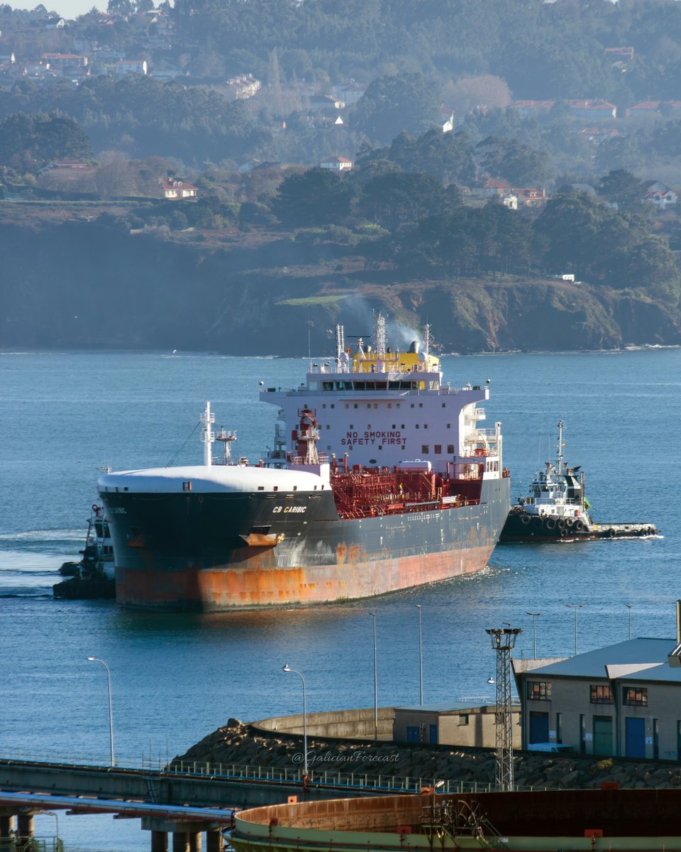 Tanquero CB Caribic realizando maniobra de atraque con la ayuda de 3 remolcadores. #CBcaribic #Coruña #Galicia #ShipSpotting #ShipPhotography #ShipLovers #canonphotography  #SeaSights @CorunaNoticias @corunamola