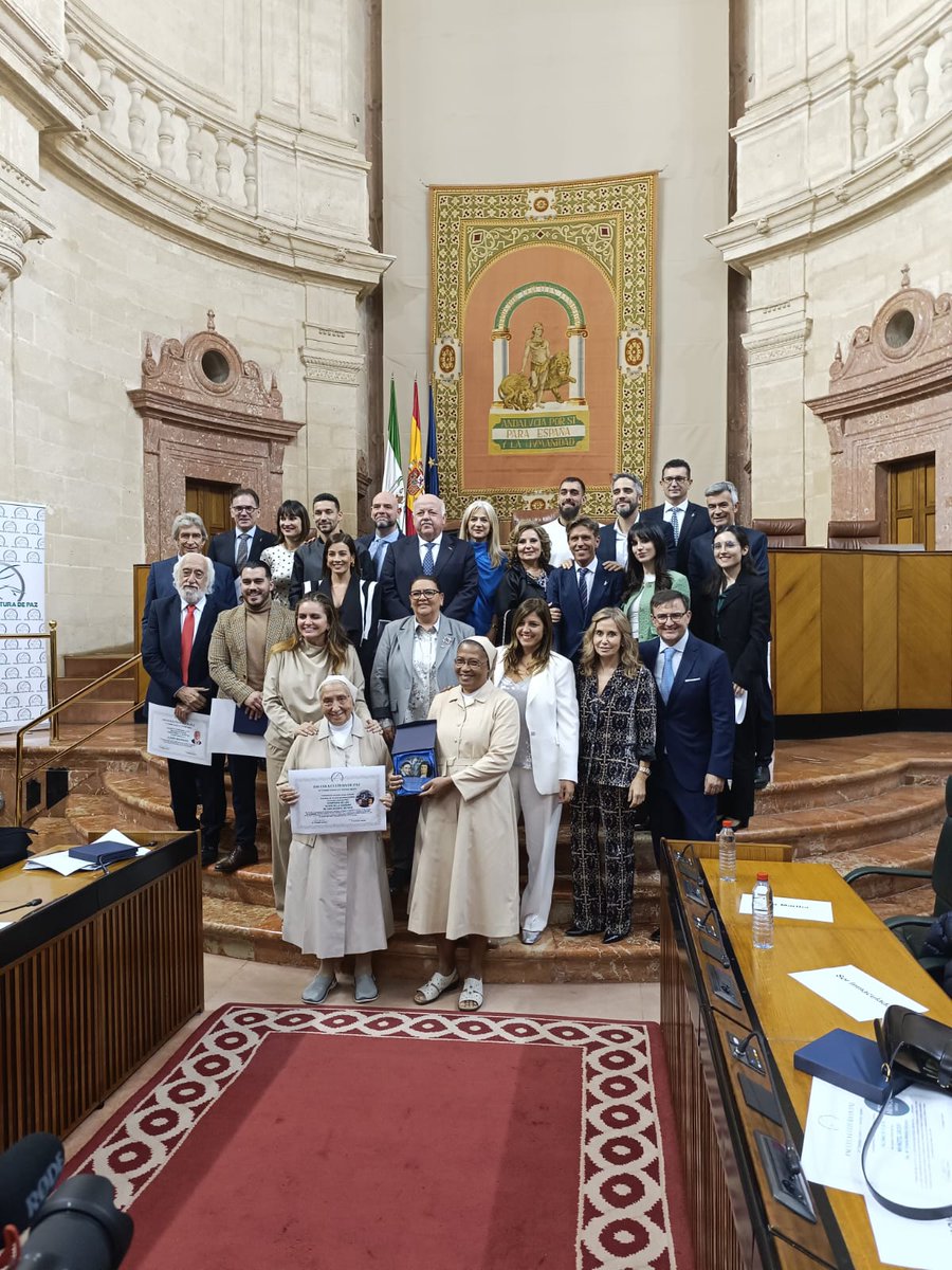 Ayer día 23 se celebró la III Cena y Gala Solidaria organizada por Escuela Cultura de Paz y esta mañana, en el Parlamento Andaluz, ha tenido lugar la XXIII Jornadas de Educación en Valores de Escuela Cultura de Paz, donde se han entregado los Premios Paloma de Plata. Enhorabuena!