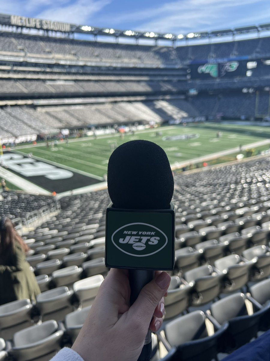 Good afternoon from the first ever Friday <a href="/NFL/">NFL</a> game. Good to be back. Hope you sing with me! #NationalAnthem #BlackFriday #newyorkjets <a href="/nyjets/">New York Jets</a>