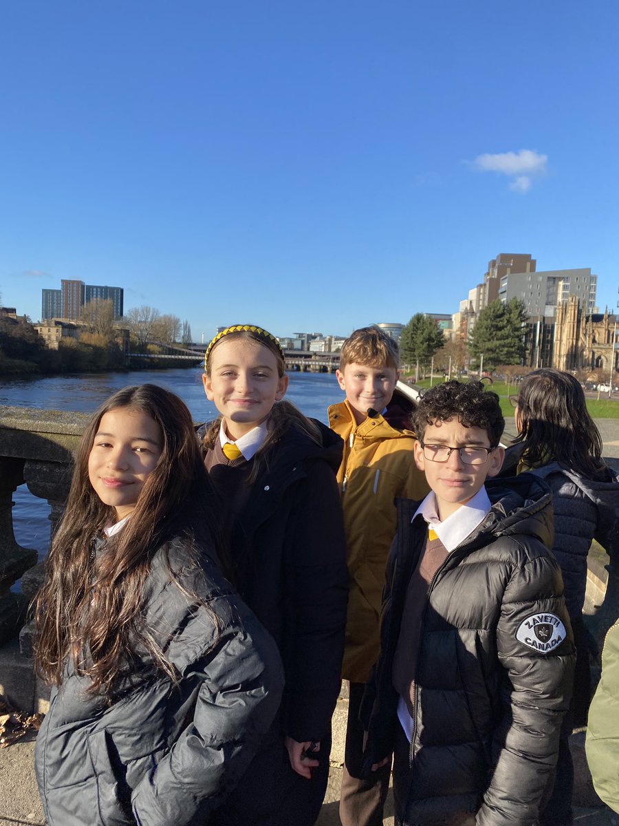 missokinloch's tweet photo. P7 loved our winter walk to the City Chambers for a meeting with the Lord Provest @StFrancis_PS 🌳🔔🐟🦜 https://t.co/NHdhg5kbsu