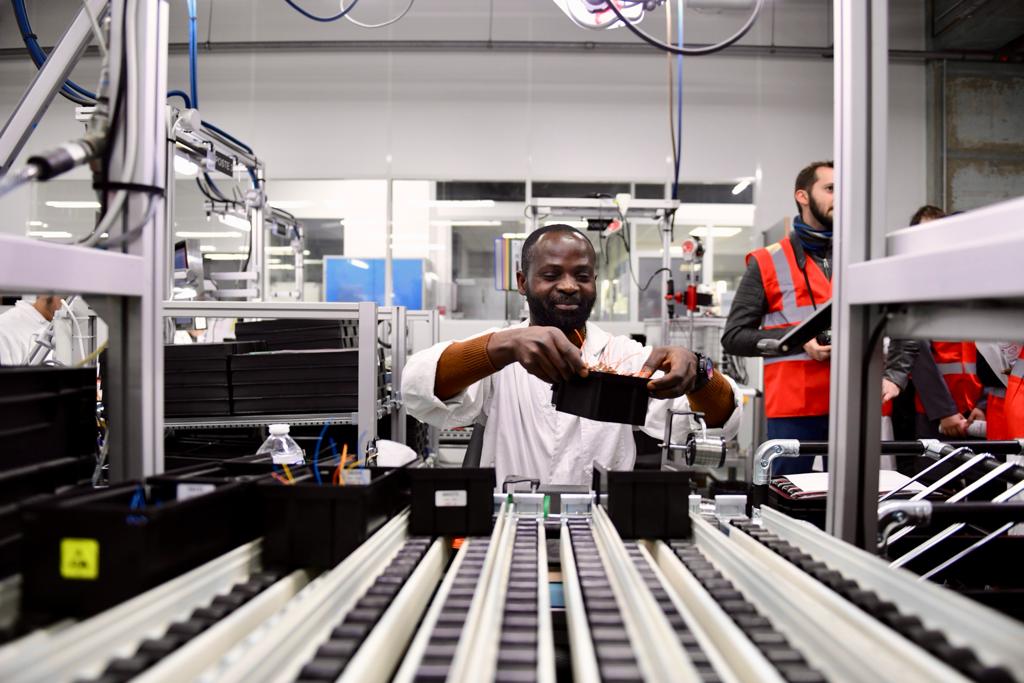 À la rencontre des jeunes du Lycée Léonard de Vinci de Bagneux, avec <a href="/AgnesRunacher/">Agnès Pannier-Runacher 🇫🇷🇪🇺</a> et @CGrandjean. Leur enthousiasme pour les "Écoles des réseaux pour la Transition Énergétique" est communicatif ! Des carrières les attendent chez @Enedis et les autres entreprises de la filière.