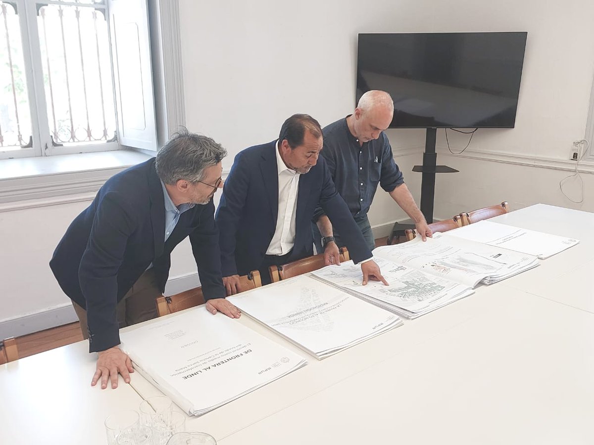 Junto a Luis E. Bresciani, Director Escuela de Aquitectura de la <a href="/ucatolica/">Universidad Católica</a>; y Antonio Lipthay, Director del Magíster de Arquitectura de la misma U. Católica, estudiando proyectos urbanísticos de vanguardia para Alto Hospicio. Pronto suscribiremos convenio de colaboración!