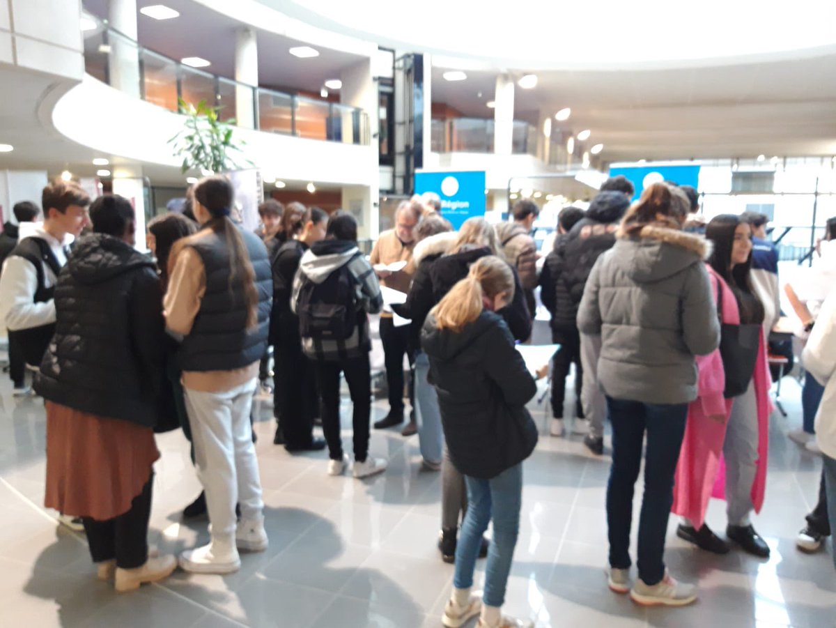FerryVichy's tweet photo. #capavenir
Nos élèves de 3ème se sont rendus ce matin au lycée Valéry Larbaud accompagnés de leurs professeurs principaux pour découvrir différentes formations. 
#parcoursavenir 
🙏🏻 pour l’accueil et la qualité des échanges ! 
@DSDEN_03 @acclermont @BenmiloudKarim @VichyCio https://t.co/uf2dhC8jUS
