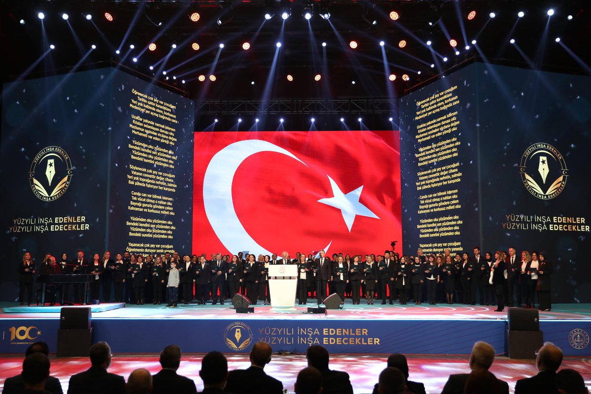 Yusuf__Tekin's tweet photo. 24 Kasım Öğretmenler Günü’ne özel bestelenen bu güzel eser için Pınar Nazar Tok’a,@YucelArzen ’e ve 100 değerli öğretmenimizden oluşan koromuza teşekkür ederim. 

Cumhuriyetimizin birinci yüzyılını inşa eden öğretmenlerimiz, #TürkiyeYüzyılı’nı da inşa edecekler inşallah. 

#SayendeÖğretmenim 
#ÖğretmenlerGününüzKutluOlsun