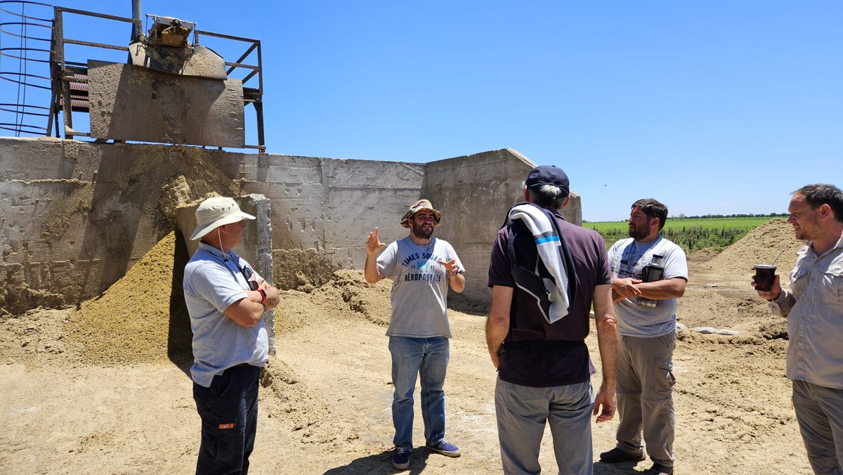 Visitando un tambo en donde se están midiendo flujos de GEIs para un mejor conocimiento del rol de las pasturas en el ciclo del carbono.
----
Visiting a dairy farm where GHG flows are being measured for a better understanding of the role of pastures in the carbon cycle.