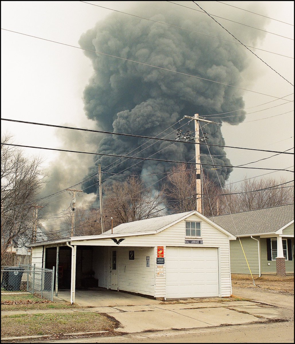 Lurkerlife's tweet photo. a massive warehouse fire in Evansville’s Jimtown neighborhood https://t.co/OpAe4XIN1x