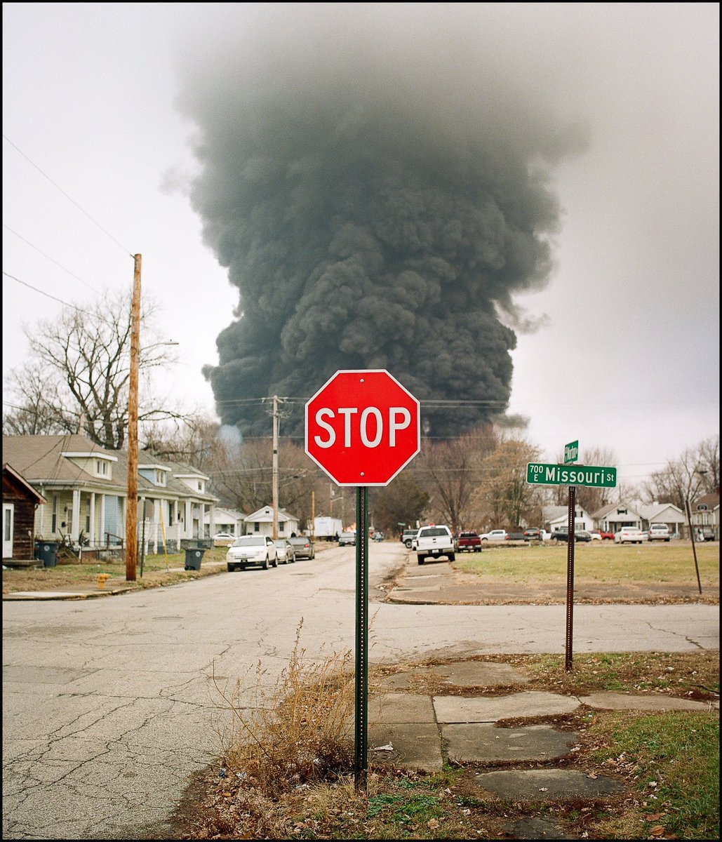 Lurkerlife's tweet photo. a massive warehouse fire in Evansville’s Jimtown neighborhood https://t.co/OpAe4XIN1x