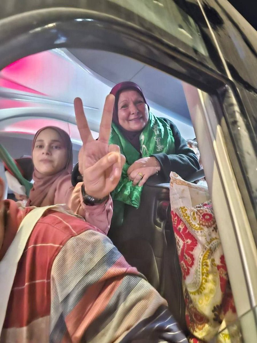 OusamaShati's tweet photo. الأسيرة المحررة حنان البرغوثي من بلدة كوبر داخل حافلات الاسرى بعد ان تم الافراج عنها ضمن صفقة المقاومة مساء اليوم رغماً عن #الاحتلال 
#غزة_انتصرت #غزة_تنتصر 
 #اسراييل_سقطت https://t.co/fqdaNGS68Y