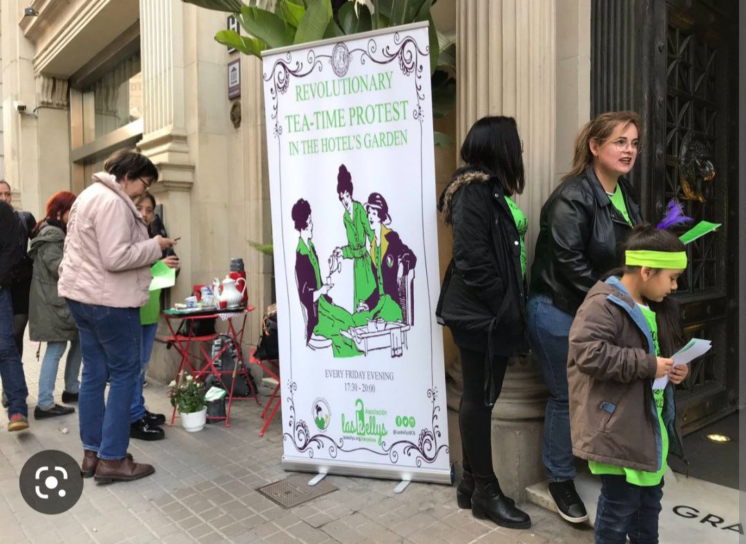 LasKellysBCN's tweet photo. Izquierdas contra derechas, derechas contra izquierdas. Políticos contra jueces, jueces contra políticos. Mientras tanto, trabajadores de #España en la ruina y en la más absoluta esclavitud. Siempre supimos que el final del régimen nos posibilitaba para iniciar Mundo Limpio. https://t.co/loP1tdE9dE
