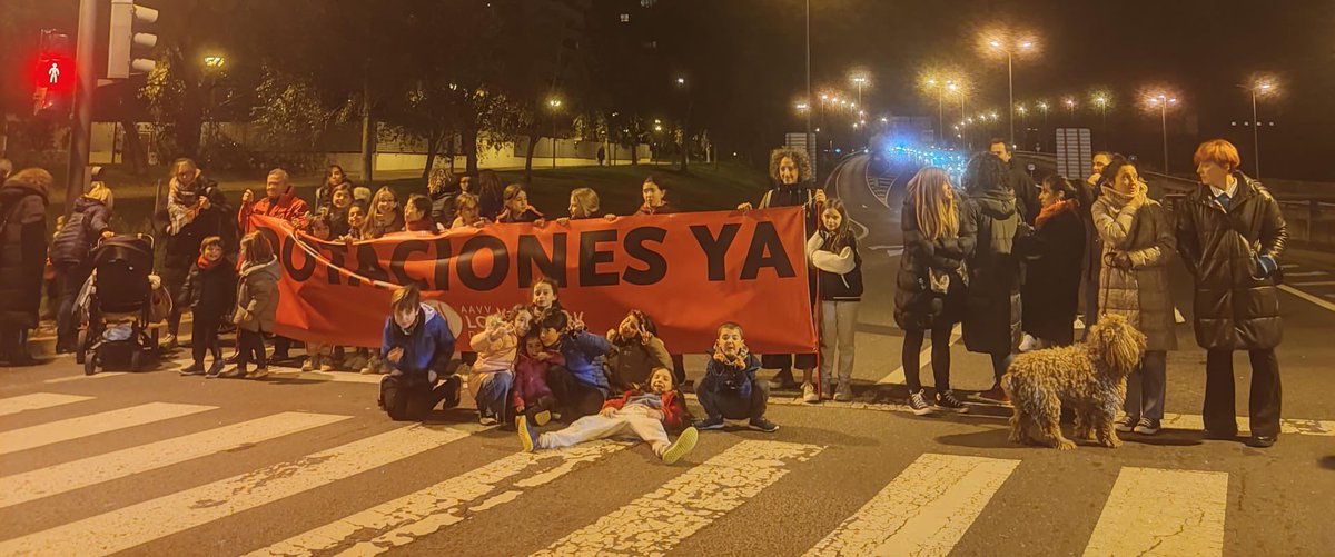 aavvloslirios's tweet photo. El barrio se defiende dando la cara por él, necesitamos #pasoseguroya y menos elucubraciones que retrasan y nos ponen en peligro. Basta ya #prioridadciclopeatonal https://t.co/A5Sub8bQLz