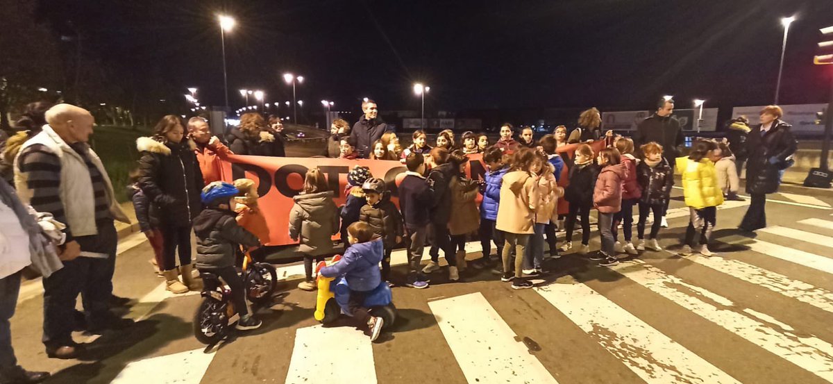 El barrio se defiende dando la cara por él, necesitamos #pasoseguroya y menos elucubraciones que retrasan y nos ponen en peligro. Basta ya #prioridadciclopeatonal