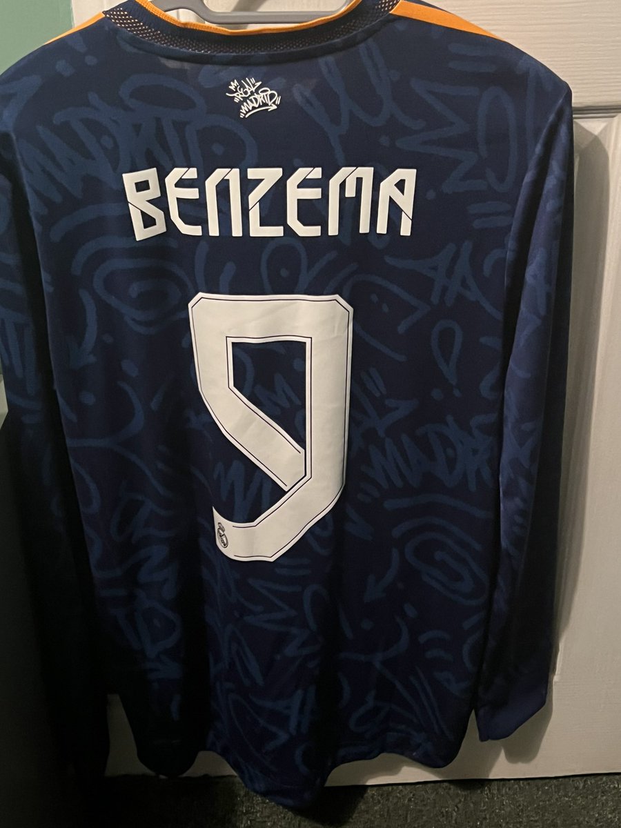 reece_mcmc's tweet photo. @_FullKitWankers Real Madrid Away 
2021-22
BNWT
Authentic/Heat.rdy
L/S 
Benzema 9
Looking for £80 but open to offers https://t.co/vXxUaysPmr